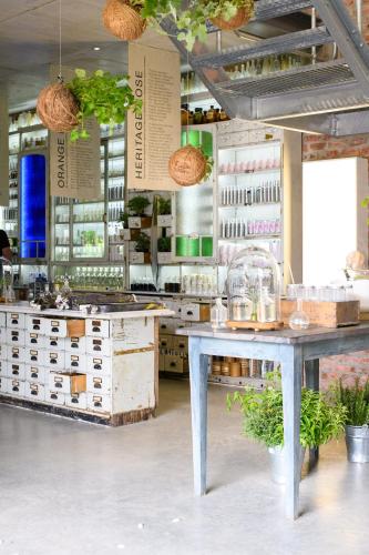 una cocina con mesa en una habitación con plantas en Babylonstoren, en Simondium