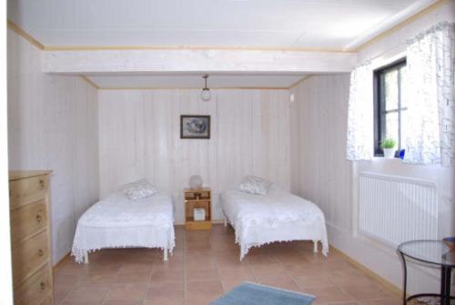 A bed or beds in a room at skummeslöv B & B