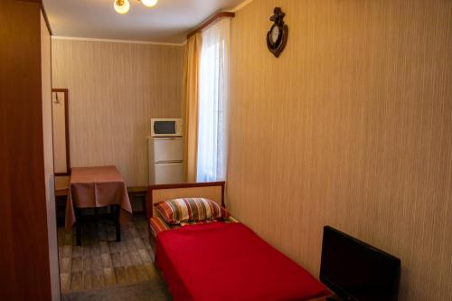 カバルジンカにあるGuest house Alpinaの赤いソファとテーブルが備わる部屋