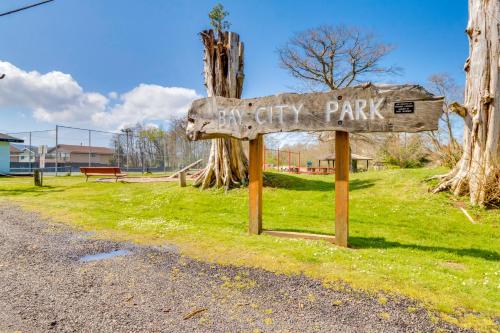 a park sign on the side of a road at Ghost Hole View in Bay City