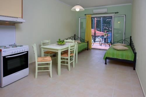 uma cozinha com mesa e cadeiras e uma cozinha com sala de jantar em Asterida em Sivota