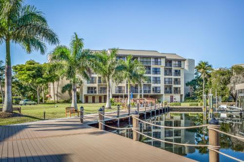 un complejo con puerto deportivo y palmeras en Ocean Breeze & Santa Maria Condos, en Fort Myers Beach