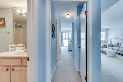 um corredor de uma casa de banho com um lavatório e um espelho em Edgewater West #62 em Gulf Shores