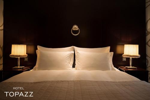מיטה או מיטות בחדר ב-Hotel Topazz & Lamée