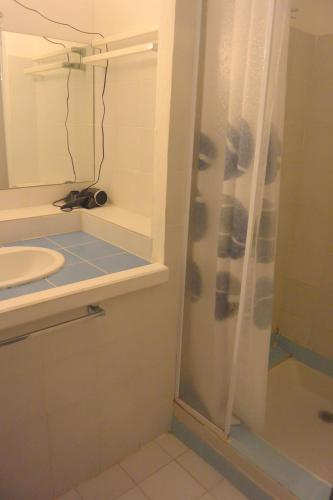 une salle de bain avec douche et lavabo dans l'établissement St CYPRIEN D23, à Porto-Vecchio