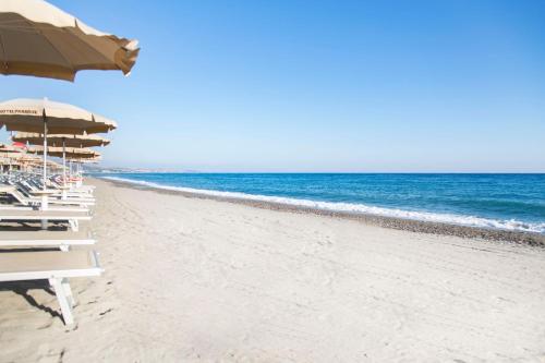 Gallery image of Hotel Village Paradise in Mandatoriccio Marina