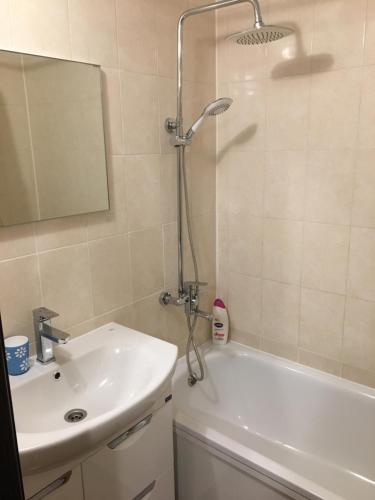 W łazience znajduje się prysznic, umywalka i wanna. w obiekcie Clean apartment on Lunacharskogo street w Tyraspolu
