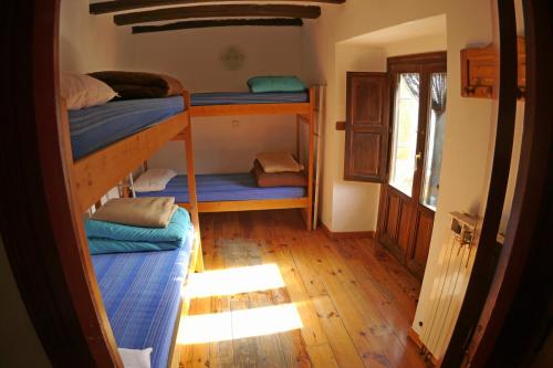 Katil dua tingkat atau katil-katil dua tingkat dalam bilik di Albergue Restaurante de Artieda