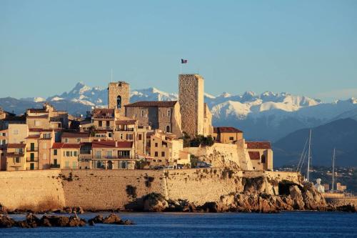 a town on a hill with mountains in the background at STUDIO MARCHE PROVENCAL in Antibes