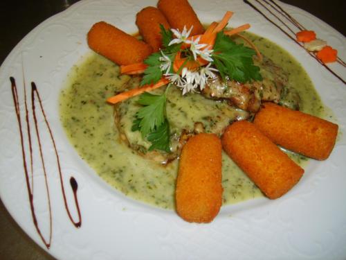 Comida en o cerca de este hotel