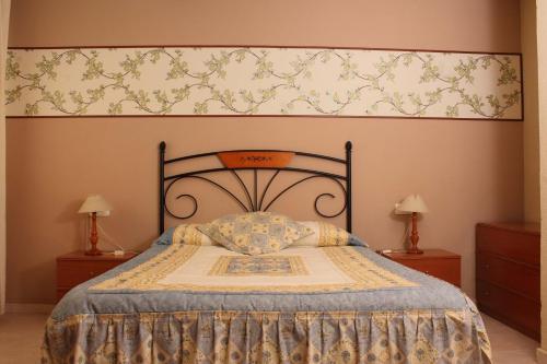 1 dormitorio con 1 cama grande con manta azul en Apartamento Tres Carretas Puerto Real, en Puerto Real