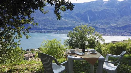トレモージネ・スル・ガルダにあるCasa Giulianaの湖の景色を望むテーブルと椅子