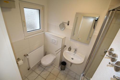 een kleine badkamer met een toilet en een wastafel bij Rheinblick 3-Zimmer Apartment in Mainz