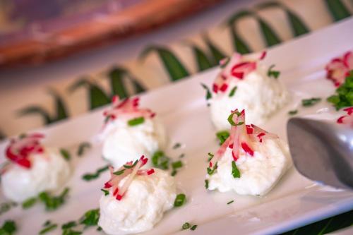 een wit bord bedekt met slagroom en rode hagelslag bij Refugios Parajuru - Villa Alegre in Parajuru