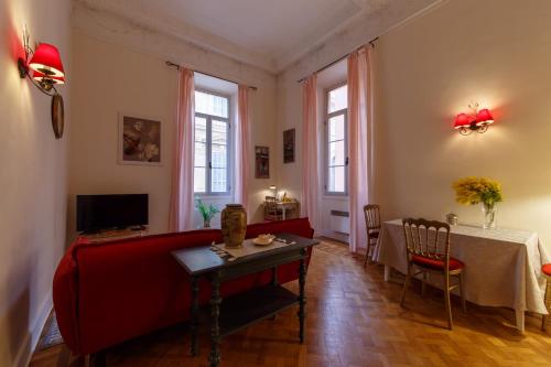 Coin salon dans l'établissement Light and airy apartment in the Old Nice