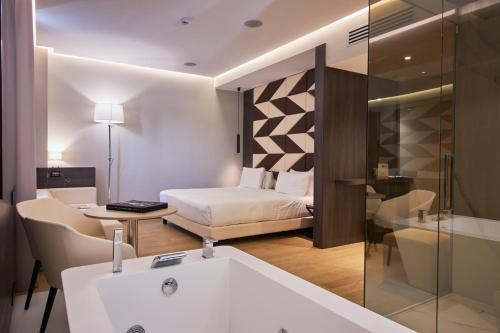 baño con lavabo y 1 cama en una habitación en iH Hotels Milano Ambasciatori, en Milán