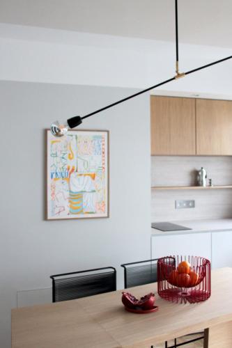 - une cuisine avec une table à manger et un bol de fruits dans l'établissement Joie Paris TOUR EIFFEL, à Paris