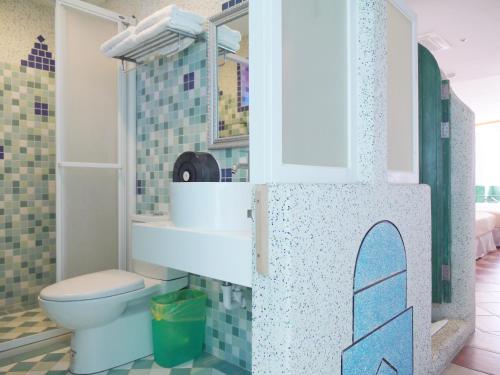 La salle de bains est pourvue de toilettes et d'un lavabo. dans l'établissement Kenting Sin Sin Hotel II, à Kenting
