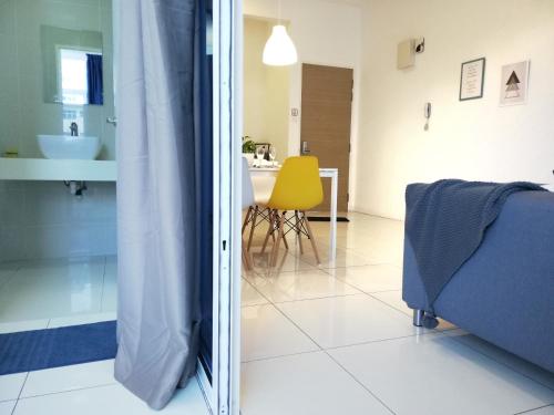 Χώρος καθιστικού στο Puchong Skypod Residence, 1-4pax unit, Walking Distance to IOI Mall, 10min Drive to Sunway