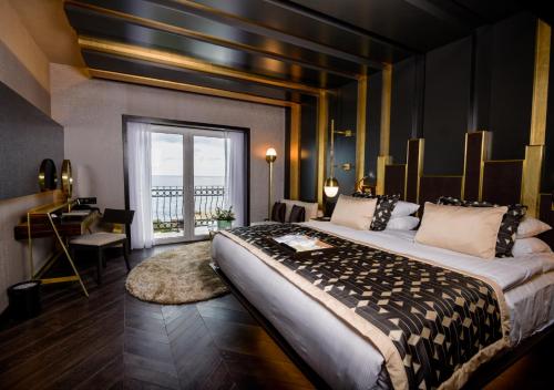 Ένα ή περισσότερα κρεβάτια σε δωμάτιο στο Rocks Hotel & Casino