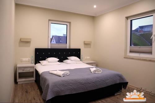 Ένα ή περισσότερα κρεβάτια σε δωμάτιο στο Helios Apartamenty