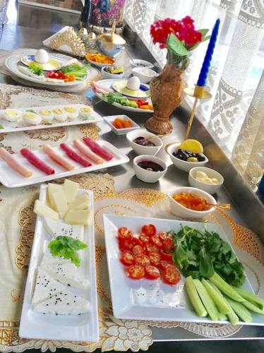 een tafel met borden met voedsel en groenten bij MARKO PASA KONAGİ in Kuşadası