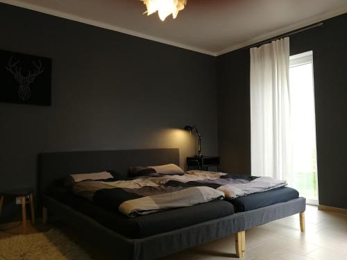 オルデンブルクにあるGästewohnung Hyggeの窓付きの部屋にベッド付きのベッドルーム1室があります。