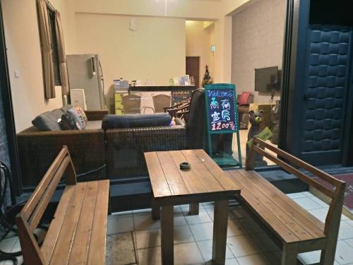 a table and two chairs in a living room at 七號會館 in Puli