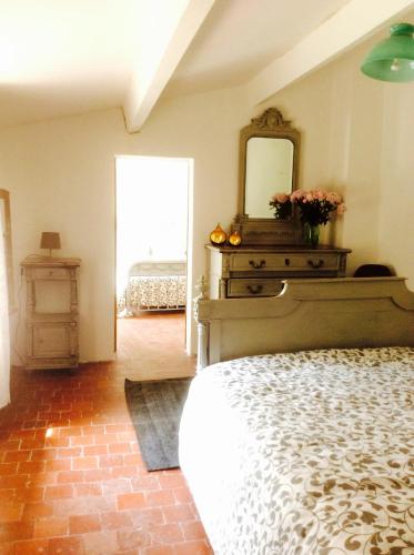 une chambre avec un grand lit et un miroir dans l'établissement Fontaine-de-Vaucluse : maison avec vues, à Fontaine-de-Vaucluse