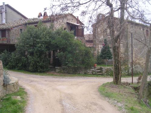 a dirt road in front of a house at La Cuccia - La Villa-San Pacrazio in Ambra