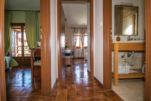 un pasillo de una casa con suelo de madera en Luxury Villa Helios, en Koropi