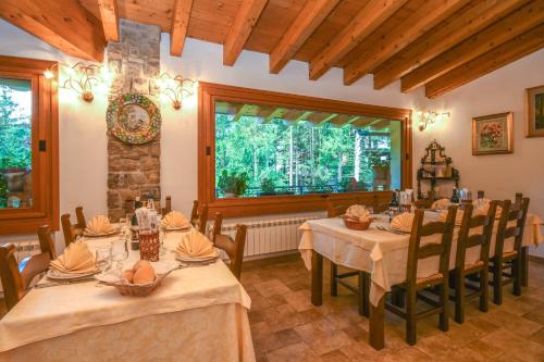 Albergo Ristorante La Pigna tesisinde bir restoran veya yemek mekanı