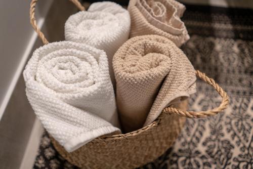 un mucchio di asciugamani in un cesto di vimini di Mai Ram Yoga House a Vilnius