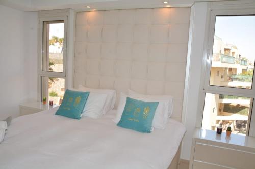 เตียงในห้องที่ Renovated 3 Bedroom - Residence with Pool next the Beach