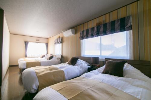 Säng eller sängar i ett rum på villa yawaragi