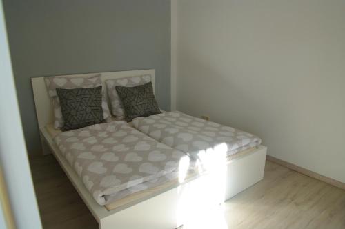 a small bed in a corner of a room at Ferienwohnung Häckel in Kurort Oberwiesenthal