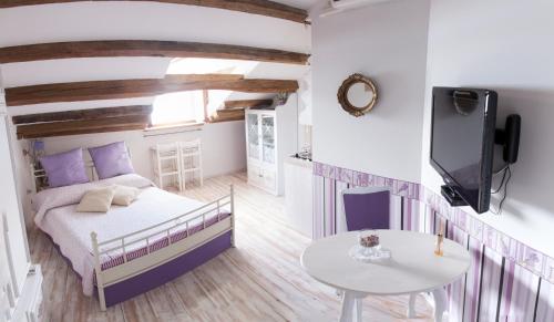 Un pat sau paturi într-o cameră la Apartments Authentic Baska