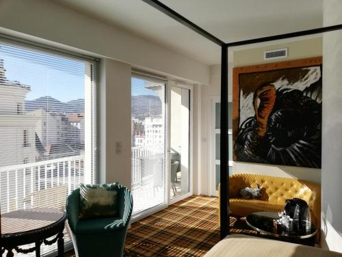 Pokój z balkonem z łóżkiem i krzesłem w obiekcie Monts Dôme w mieście Clermont-Ferrand