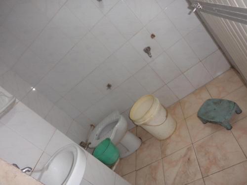 bagno con servizi igienici e 2 bidoni della spazzatura di Vijay Palace a Indore