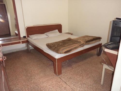 インドールにあるVijay Palaceの小さなベッド1台が備わる小さな客室です。