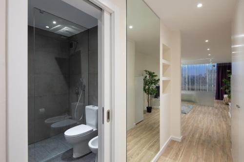 ein Bad mit einem WC und einer ebenerdigen Dusche in der Unterkunft CASA JOY Vilamoura apartment in Vilamoura