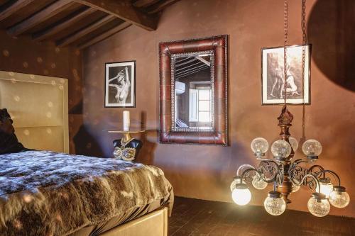 a bedroom with a bed and a mirror at My Chocolate Spa in Capolona