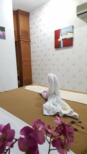 מיטה או מיטות בחדר ב-New Orchid Hotel Tuaran