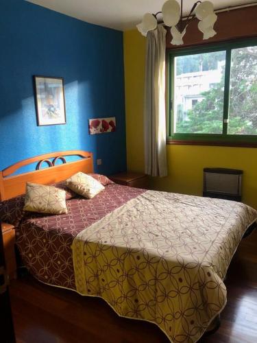 バイヨーナにあるRías Baixasのベッドルーム(ベッド1台、窓付)