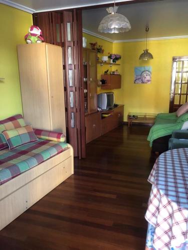 バイヨーナにあるRías Baixasのベッド2台とリビングルームが備わる客室です。