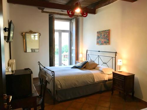 een slaapkamer met een bed en een raam bij B&B Bellini in Napels