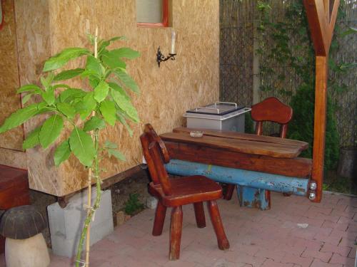 einem Holztisch mit einem Stuhl und einem Schreibtisch mit Aurg in der Unterkunft Karavan Sturovo in Štúrovo