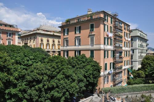 een groep hoge gebouwen in een stad bij Il Ciottolo in Genua