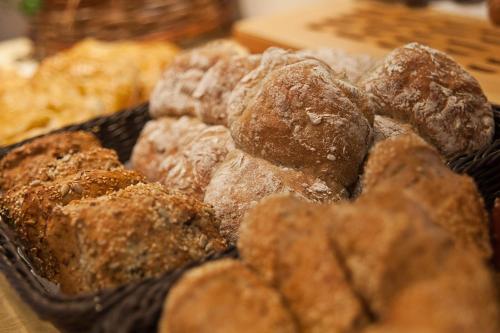 a bunch of donuts in a basket on a table at Residence Fallrohrhof in Naturno