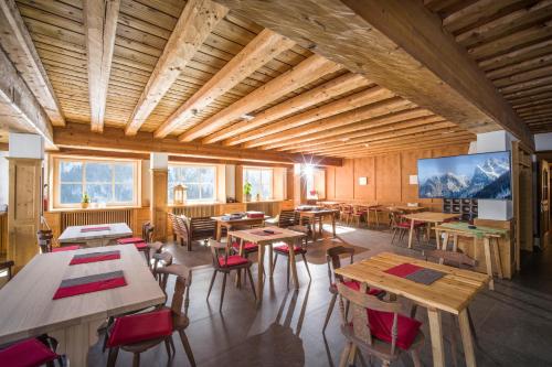 En restaurant eller et andet spisested på Berg'k'hof Kaisertal - Alpine Hideaway